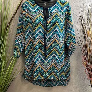 #81 Signature Studio, v-neck, half roll tab sleeve, printed top size large